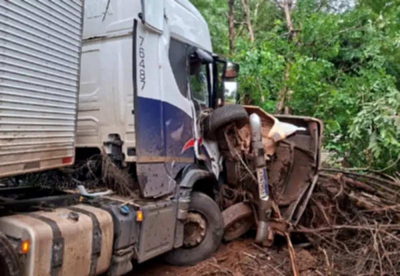 Motorista de 60 anos morre em acidente grave entre caminhão e caminhonete na BR-153 em Barrolândia