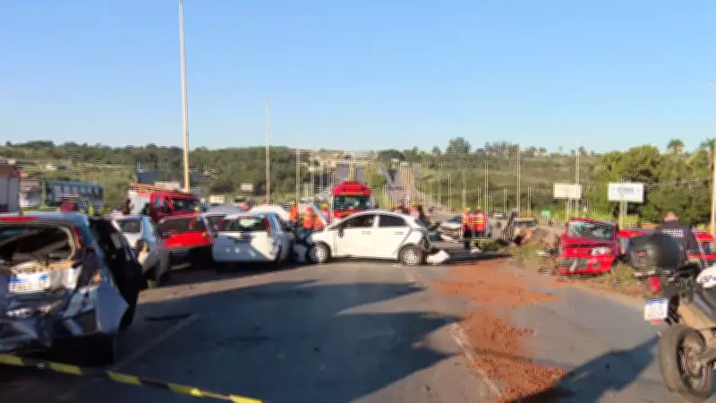 Motorista desmaiou após engavetamento com 12 veículos causado por carreta no DF