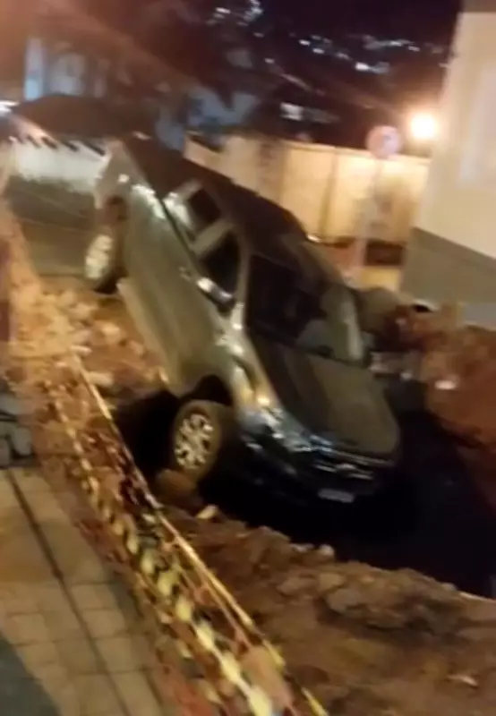 Motorista escapa ileso após caminhonete cair em cratera em São João del Rei