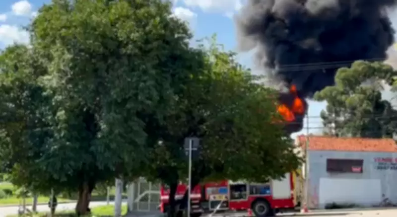 Motorista evita tragédia maior após vazamento de combustível causar incêndio em caminhão em Sorocaba