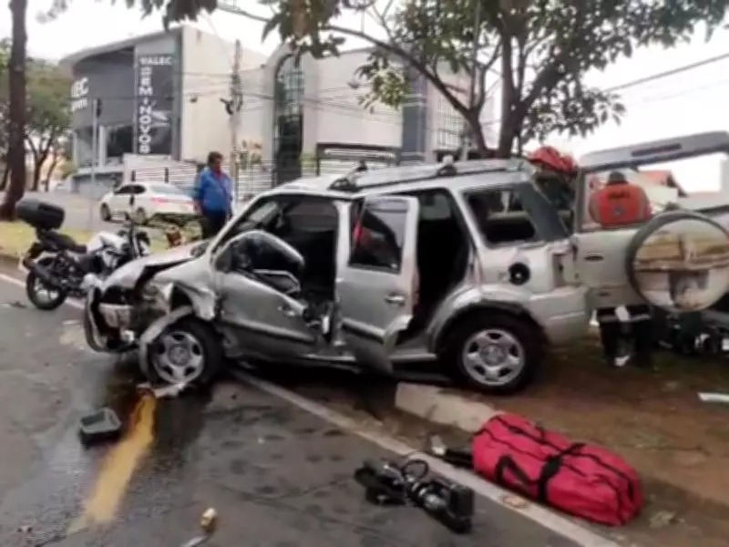 Motorista fica ferida após colisão com árvore em avenida movimentada de Campinas
