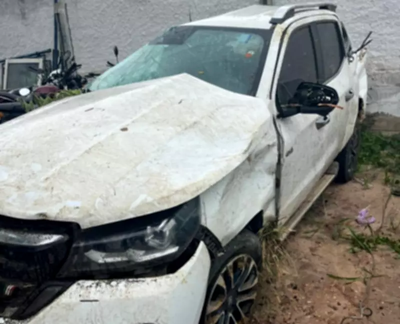 Motorista fica ferido após capotar caminhonete ao desviar de moto em Nanuque