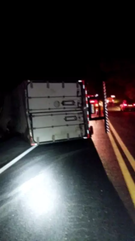 Motorista fica ferido após carreta tombar na BR-251 em Salinas, Minas Gerais