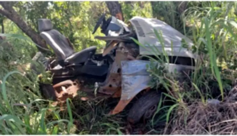 Motorista fica ferido após carro sair da pista e bater em árvore na MG-188 em Unaí