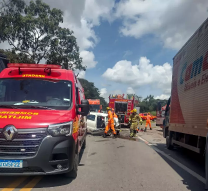 Motorista fica preso às ferragens após colisão com carreta na MG-050 em Minas Gerais