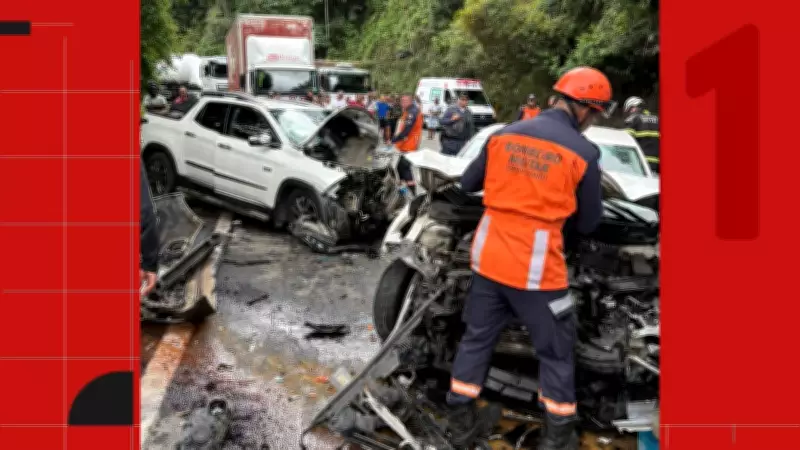 Motorista fica preso às ferragens após colisão tripla na BR-262, em Viana