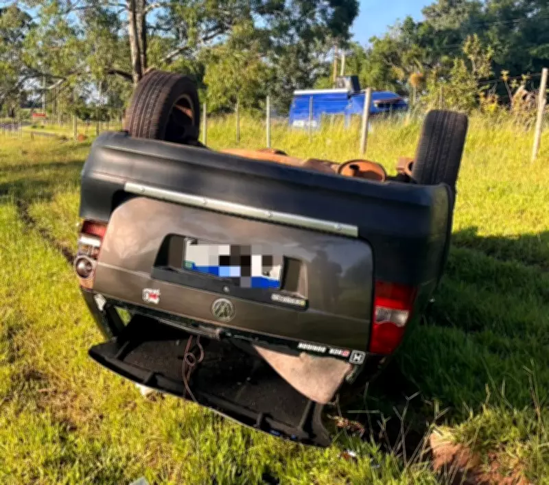 Motorista foge após carro capotar na serra de São Pedro; veículo ficou destruído