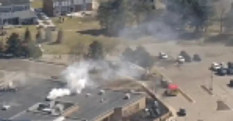 Motorista invade sinagoga em Michigan com carro e morre após troca de tiros com segurança