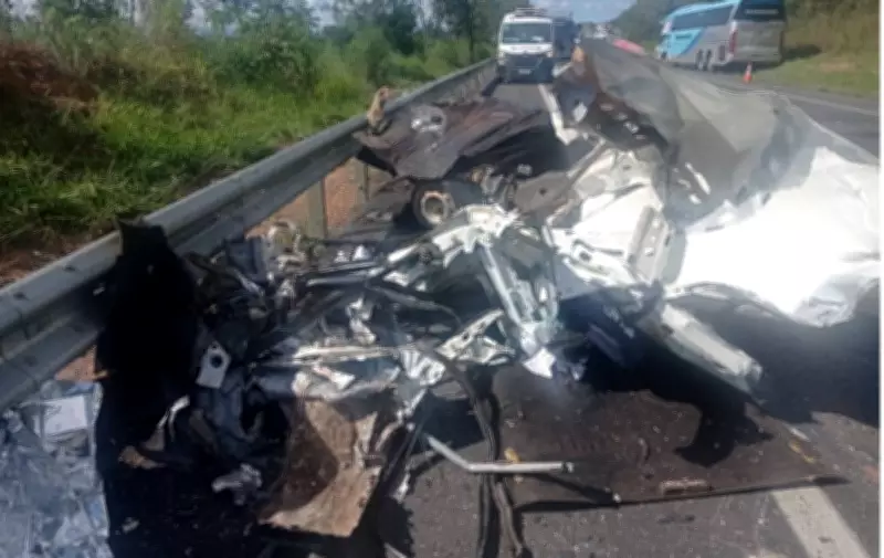 Motorista morre após carro bater em ônibus e se partir ao meio na BR-135 em Joaquim Felício