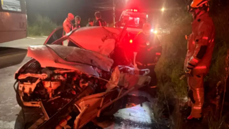 Motorista morre após colidir carro contra ônibus em Juiz de Fora