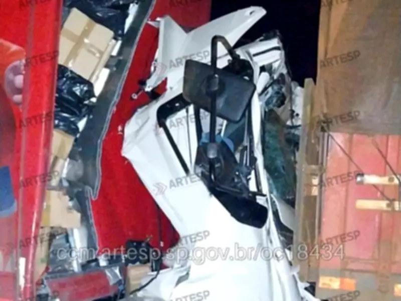 Motorista morre em colisão traseira entre carretas na Rodovia Anhanguera em Santa Rita do Passa Quatro