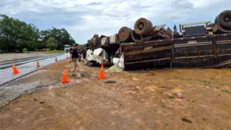 Motorista morre preso em ferragens após carreta capotar na BR-365 em Patos de Minas