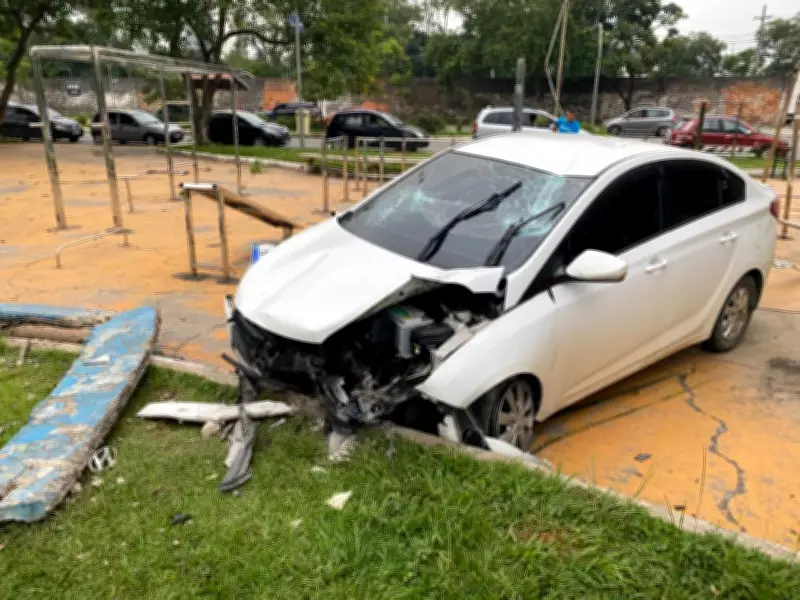 Motorista perde controle e colide contra mureta em Volta Redonda, ferindo-se moderadamente