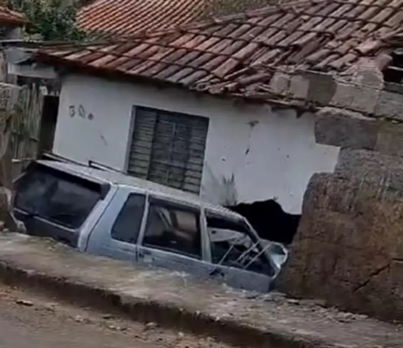 Motorista perde controle e colide fatalmente contra muro de residência em São Geraldo
