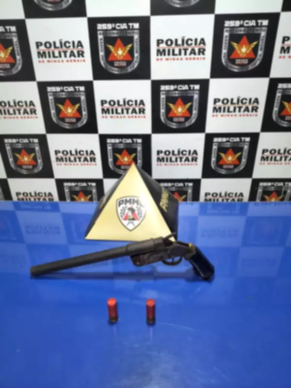 Motorista preso com escopeta artesanal e carro adulterado em Buritizeiro