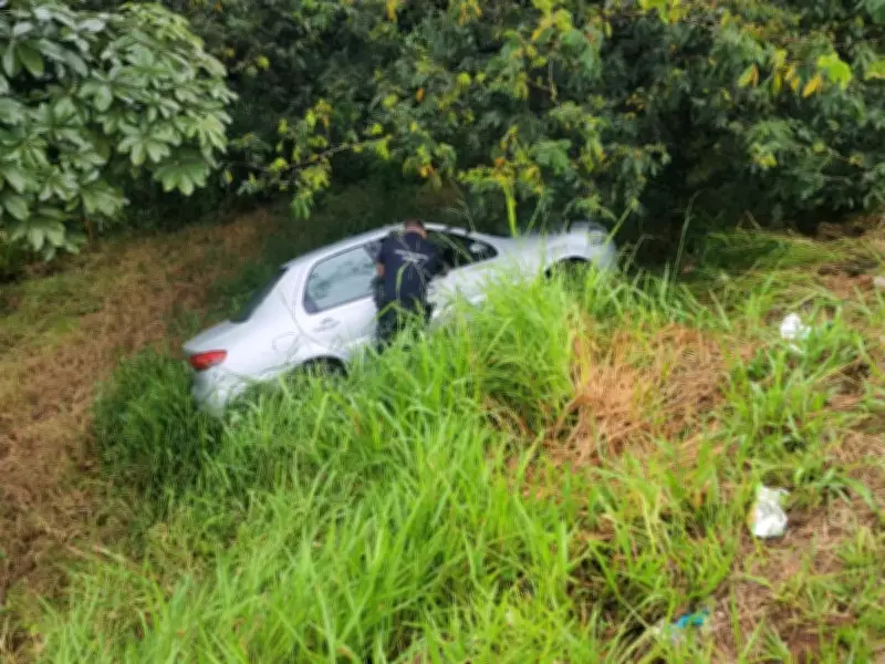 Motorista sem CNH perde controle e cai em barranco em Limeira após aquaplanagem