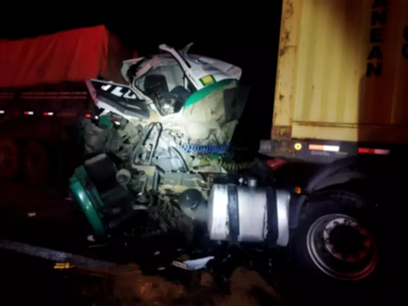 Motorista sofre lesões graves após colisão traseira entre carretas na BR-050 em Uberaba