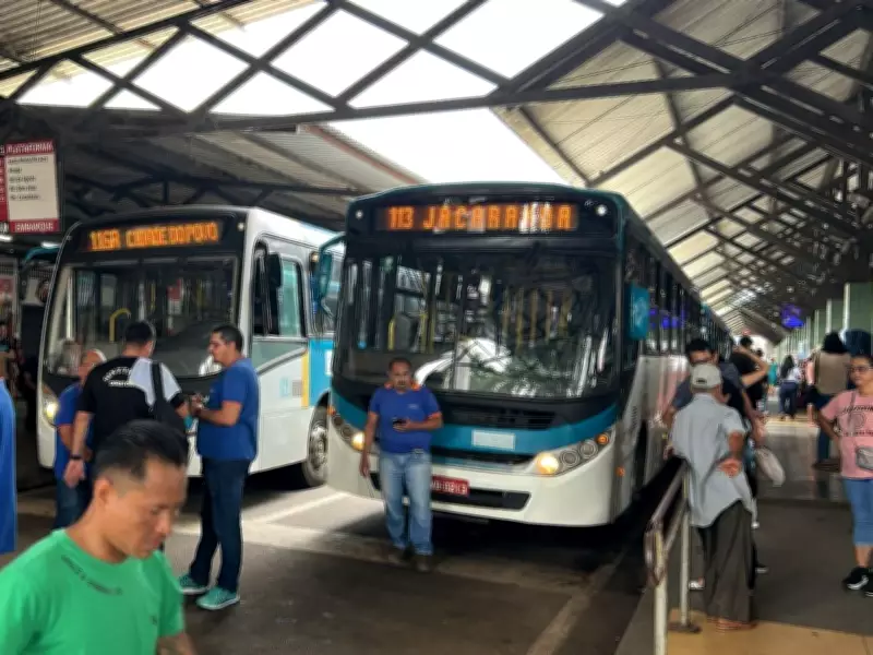Motoristas de ônibus paralisam transporte coletivo em Rio Branco por atraso salarial