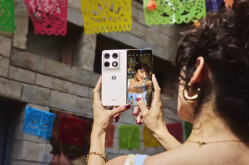 Motorola lança Moto Razr Fold: celular dobrável de tela grande chega ao Brasil