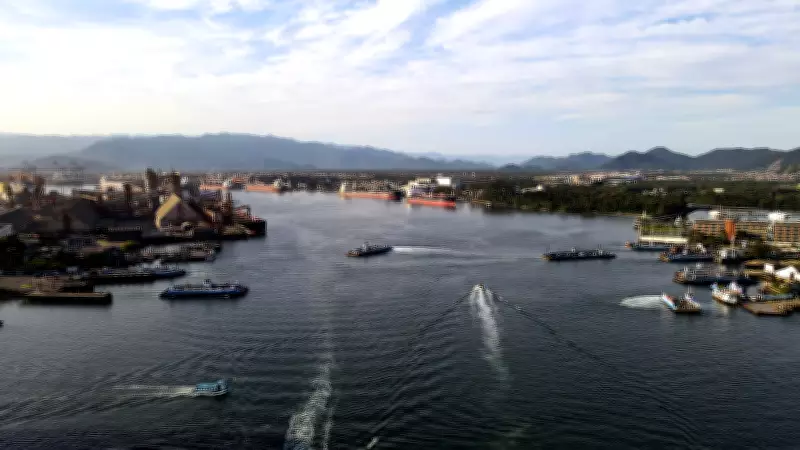 MPF determina inquérito sobre colisão de navio com balsas no Porto de Santos