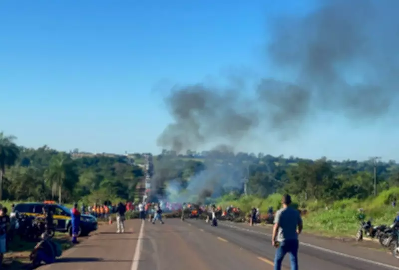 MST interdita BR-163 em Campo Grande com protesto por reforma agrária e justiça social