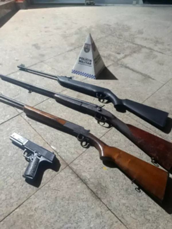 Mulher agredida por companheiro entrega arsenal de armas à polícia em Santo Antônio de Pádua