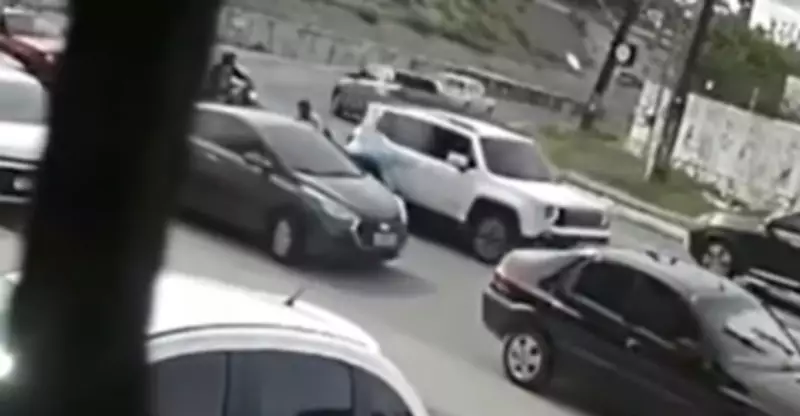 Mulher é baleada de raspão durante assalto em João Pessoa; suspeito preso após fuga