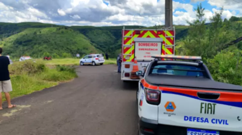 Mulher cai com carro em ribanceira na Estrada da Bocaina em Botucatu, SP