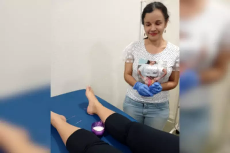 Mulher cega supera desafios e se forma em massoterapia, aplicando acupuntura com sucesso