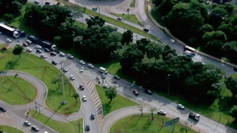 Mulher de 25 anos morre atropelada por caminhão após queda de moto na EPIA, no DF