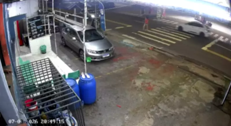 Mulher de 62 anos é atropelada em faixa de Manaus e motorista foge sem prestar socorro