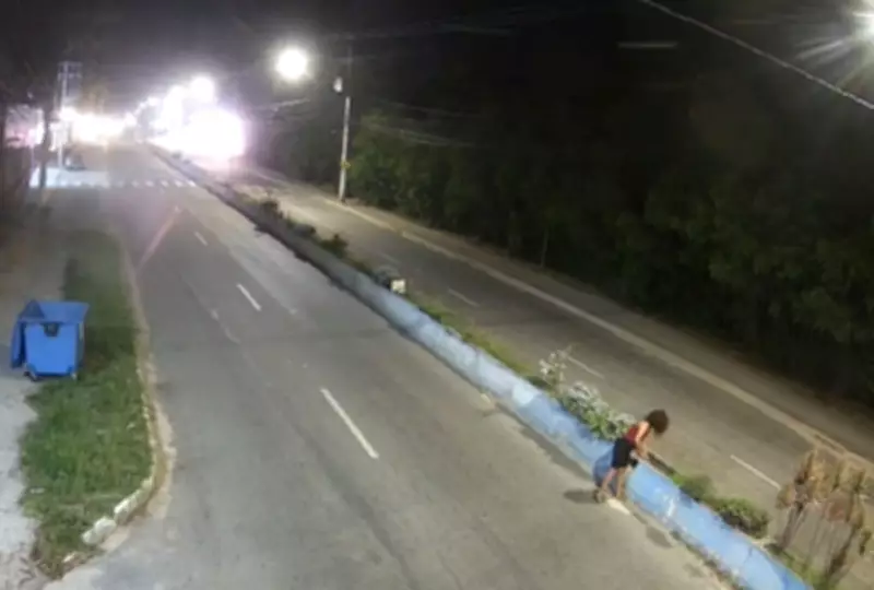 Mulher é flagrada arrancando plantas de canteiro em Búzios em ato de vandalismo