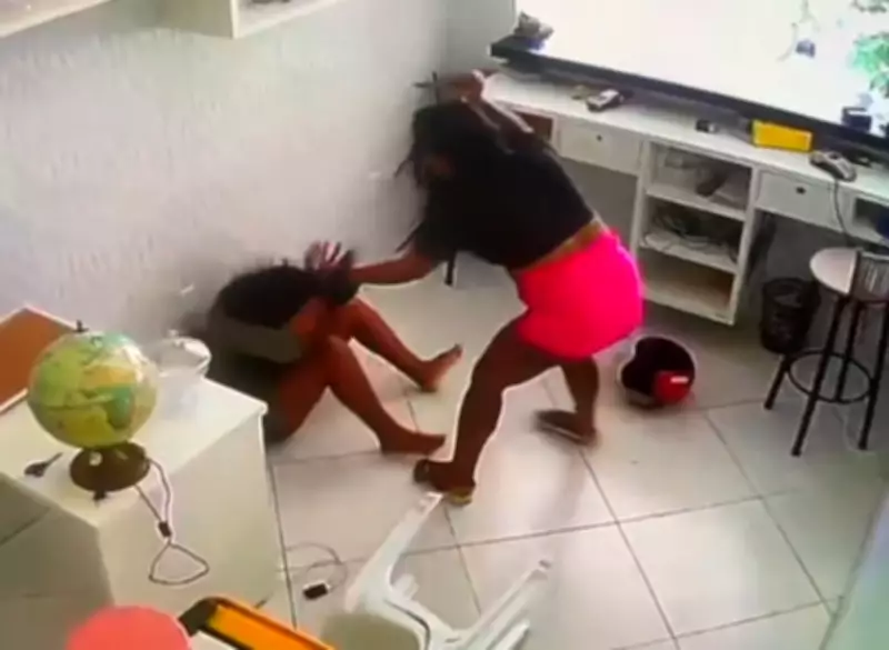 Mulher invade salão e esfaqueia jovem por ciúmes no Recôncavo Baiano