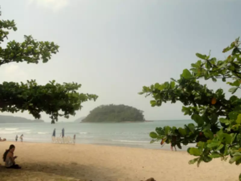 Mulher morre afogada na Praia do Sapê, em Ubatuba, após resgate por surfista