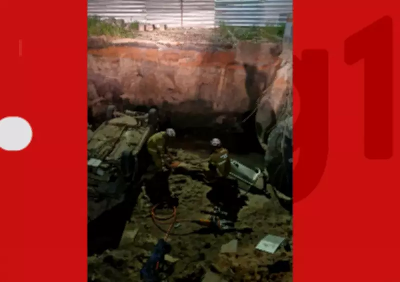 Mulher morre após carro cair em cratera em rua interditada no extremo sul da Bahia