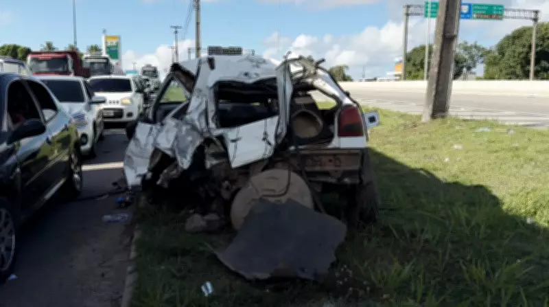 Mulher morre atropelada após colisão entre van, carro e ônibus na BR-101 na Paraíba