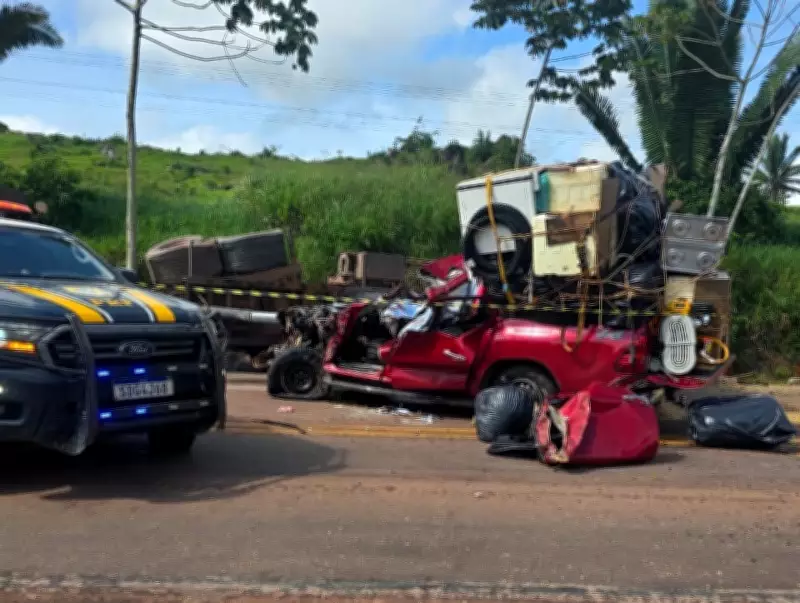 Mulher morre e homem fica preso em grave acidente entre carreta e caminhonete na BR-163, no Pará