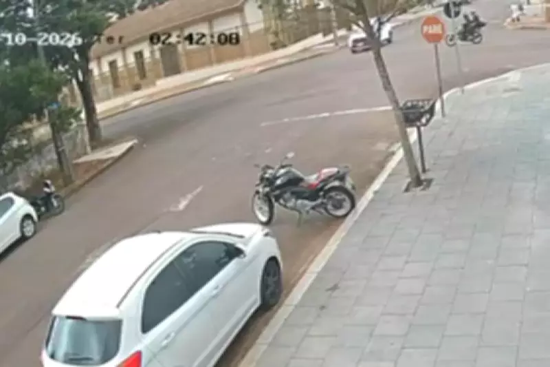 Mulher morre em acidente após carro furar preferencial em Cascavel; filho fica ferido