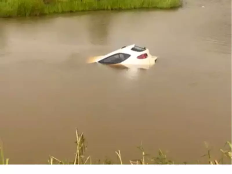 Mulher perde controle após buraco e carro cai em açude no interior do Acre