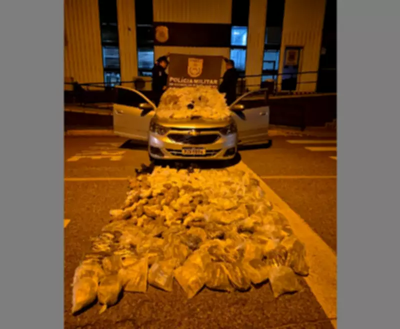 Mulher é presa com grande carga de drogas e arma na RJ-102 em Arraial do Cabo