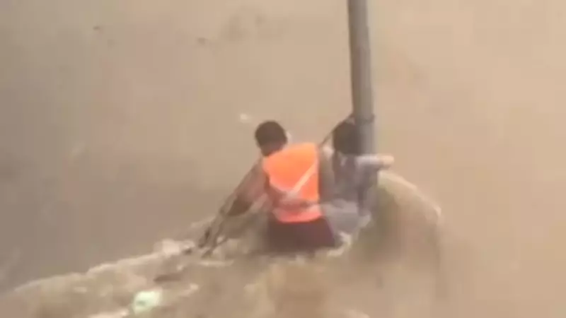 Mulher se agarra a poste para não ser arrastada por enxurrada em Sorocaba