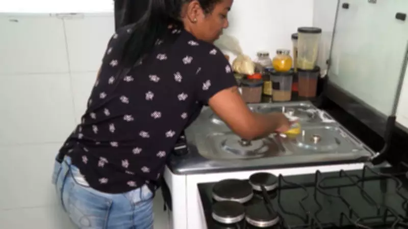 Mulheres dedicam mais de mil horas anuais a tarefas domésticas, revela estudo