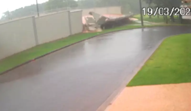 Muro de condomínio desaba após enxurrada de água acumulada da chuva em Rio das Pedras