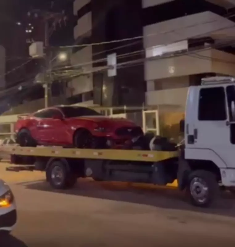 Mustang em alta velocidade colide com carros estacionados em Belém