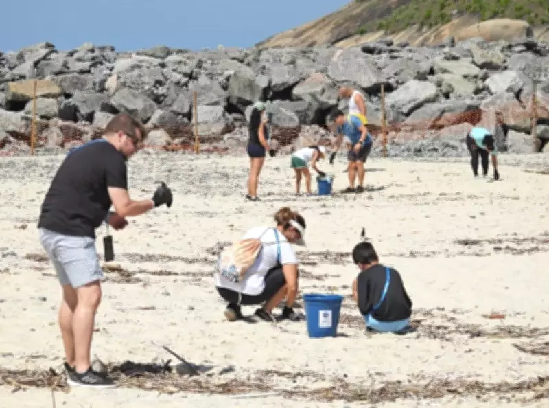 Mutirão de limpeza na Praia de Ponta Negra celebra Dia Mundial da Água em Maricá