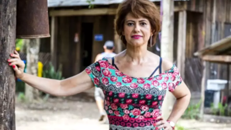 Narjara Turetta, aos 59 anos, reflete sobre autoestima e aceitação com fotos no Rio Negro