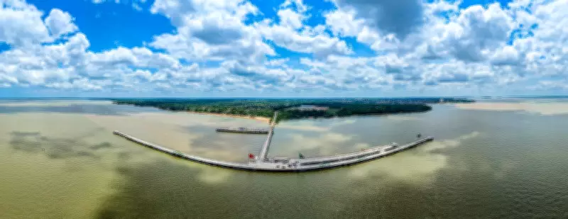 Navio de cruzeiro Hanseatic Spirit atraca em Belém com 196 turistas após viagem pela Europa e Amazônia