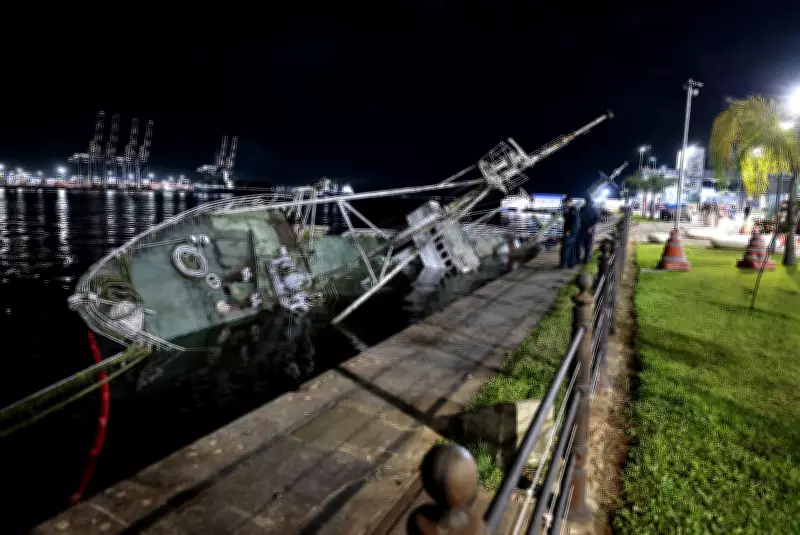 Navio histórico inclina e fica apoiado no fundo do estuário do Porto de Santos