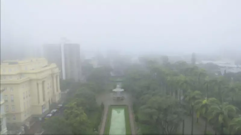 Neblina intensa cobre Belo Horizonte em manhã de sábado com chuva fina
