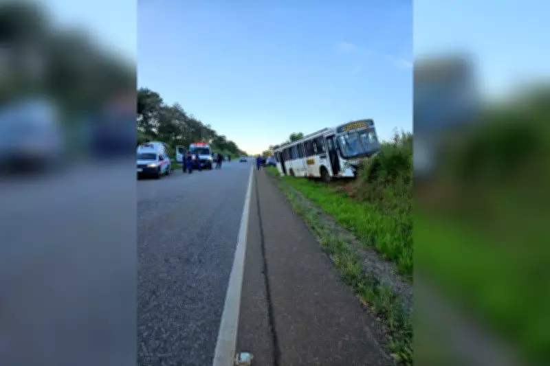 Ônibus com trabalhadores rurais bate em barranco na SP-189 em Buri, causando ferimentos leves